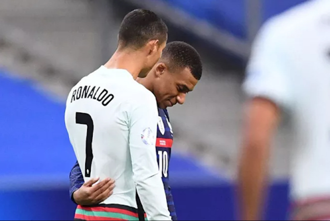 Ở trận đấu với tuyển Pháp, Ronaldo có động thái 