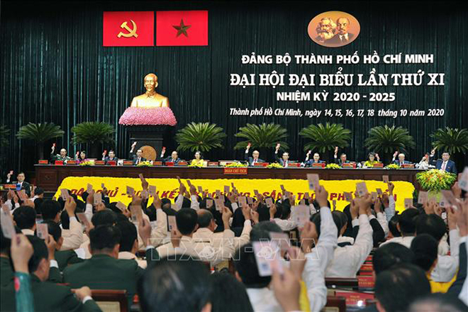 Các đại biểu biểu quyết thông qua danh sách Ban Chấp hàng Đảng bộ Thành phố Hồ Chí Minh nhiệm kỳ 2020 - 2025. Thanh Vũ/TTXVN 