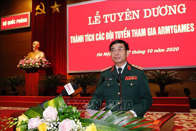 Thượng tướng Phan Văn Giang, Tổng Tham mưu trưởng, Thứ trưởng Bộ Quốc phòng tuyên dương các đội tham dự Army Games 2020. Ảnh: Dương Giang/TTXVN 