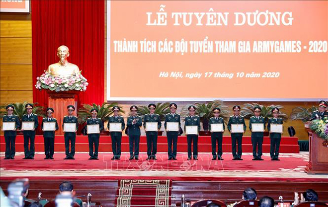 Thượng tướng Phan Văn Giang, Tổng Tham mưu trưởng Quân đội nhân dân Việt Nam, Thứ trưởng Bộ Quốc phòng trao Bằng khen của Bộ trưởng Bộ Quốc phòng cho các tập thể có thành tích xuất sắc. Ảnh: Dương Giang/TTXVN 