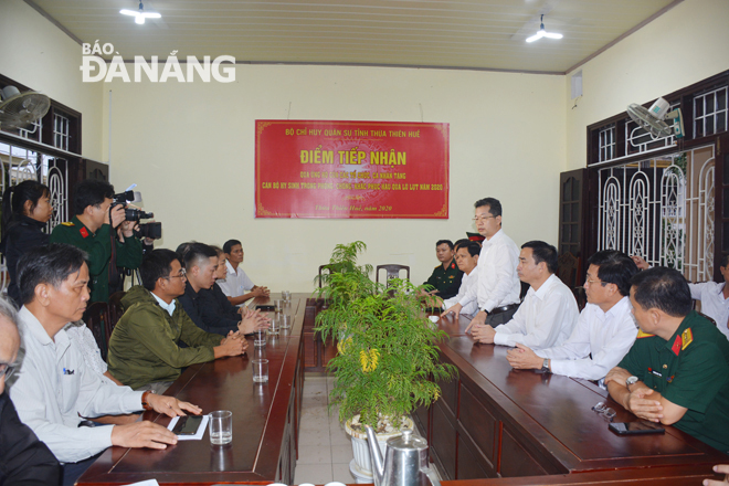 Đồng chí Nguyễn Văn Quảng phát biểu tại buổi thăm và hỗ trợ gia đình 13 cán bộ hy sinh trên đường đi làm nhiệm vụ cứu hộ đồng bào bị nạn. Ảnh: LÊ VĂN THƠM 