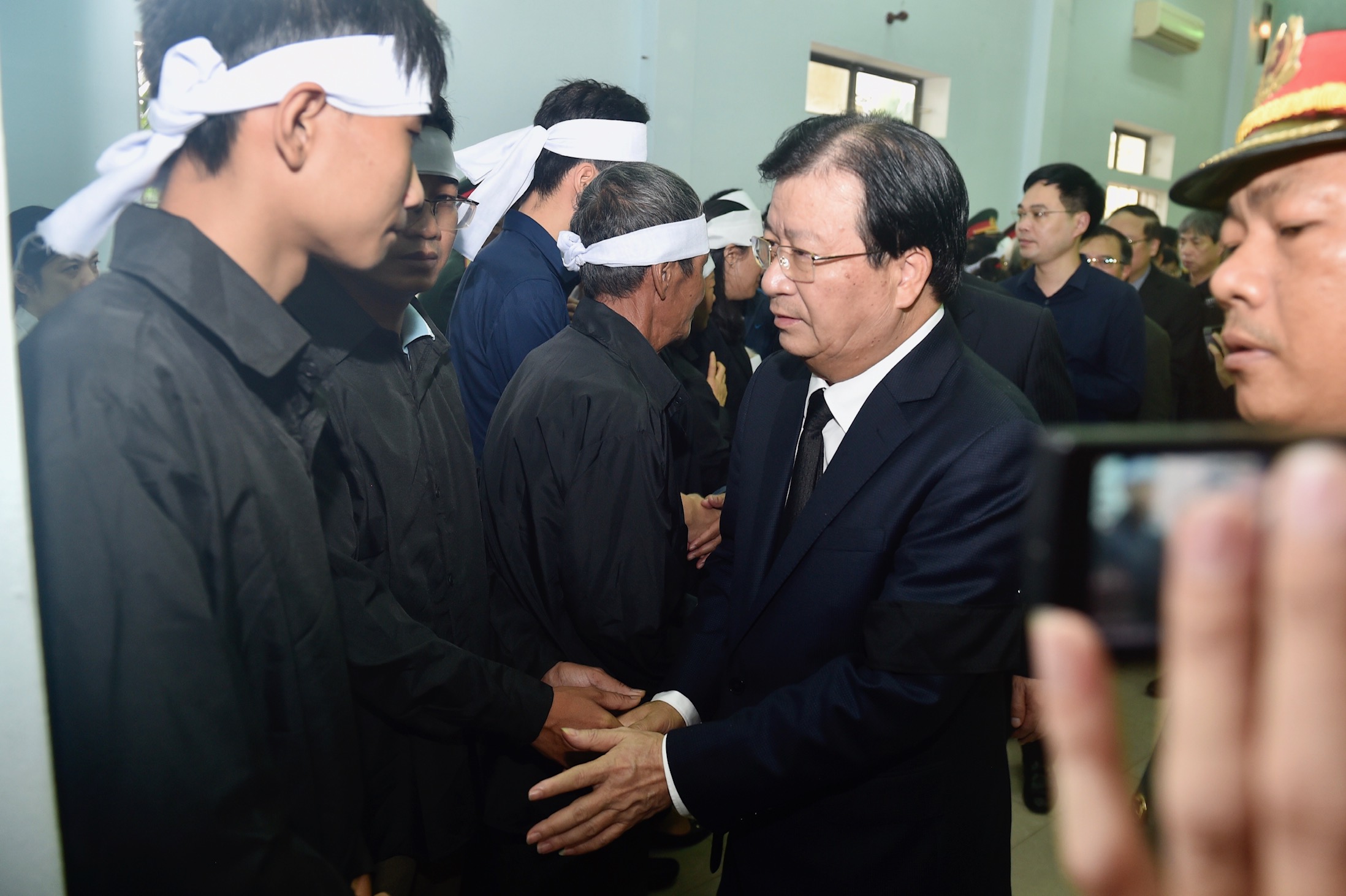 Phó Thủ tướng Trịnh Đình Dũng gửi lời chia buồn sâu sắc nhất đến thân nhân, gia đình 13 liệt sĩ. Ảnh: VGP/Nhật Bắc