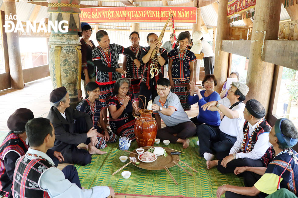 An exchange between the guests and the hosts in the Goul house in the Gung Village