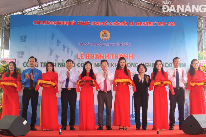 Phó Bí thư Thường trực Thành ủy Nguyễn Văn Quảng (giữa) cũng các đại biểu cắt băng khánh thành công trình Nhà ở công nhân khu công nghiệp Hòa Cầm giai đoạn 1. Ảnh: L.P