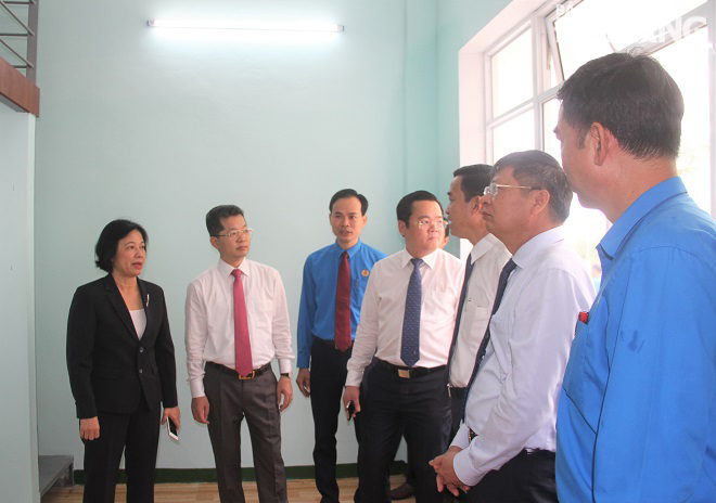 Phó Bí thư Thường trực Thành ủy Nguyễn Văn Quảng (thứ 2, trái sang) cùng các đại biểu tham quan công trình Nhà ở công nhân. Ảnh: L.P