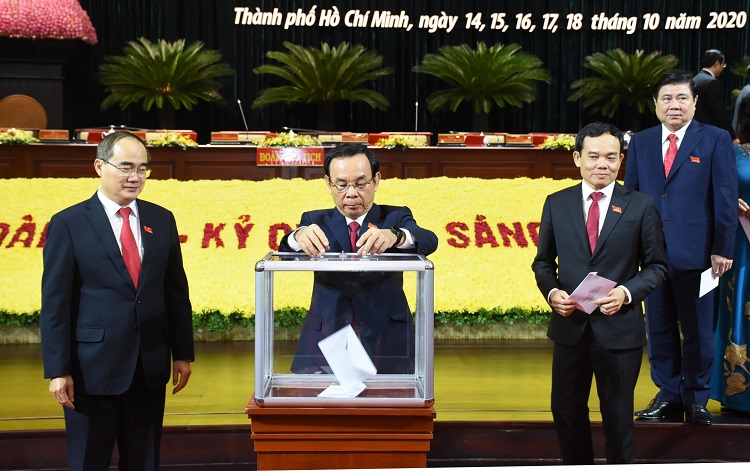 Tân Bí thư Thành ủy TP Hồ Chí Minh Nguyễn Văn Nên và Ban chấp hành mới đã cùng quyên góp ủng hộ đồng bào lũ lụt miền Trung. Ảnh: TTBC cung cấp