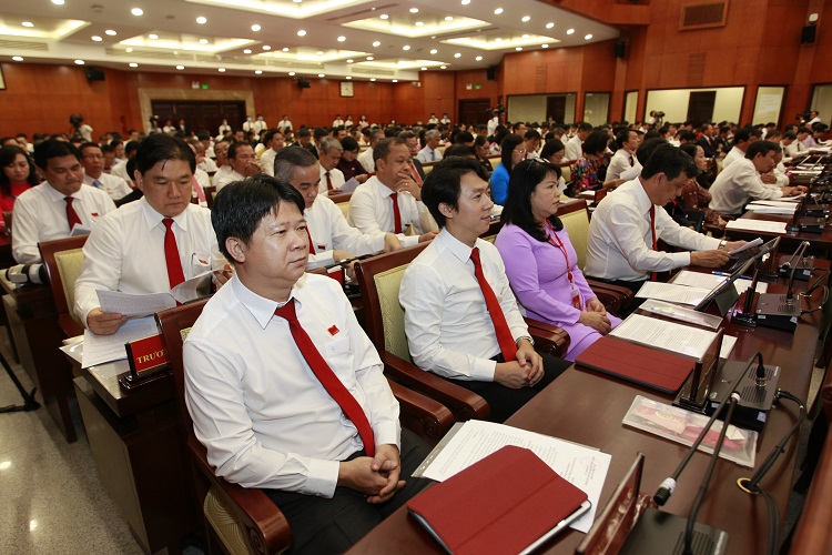 Các đại biểu dự Đại hội Đảng bộ TP Hồ Chí Minh đã cùng nhau quyên góp, ủng hộ đồng bào lữ lụt miền Trung tại phiên bế mạc sáng 18/10. Ảnh: TTBC cung cấp