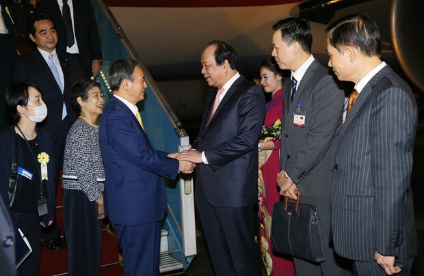 Japanese Prime Minister Yoshihide Suga arrives in Hanoi on October 18, begining his official visit to Vietnam. (Photo: VNA)