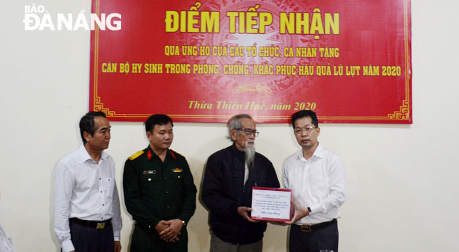 On behalf of the Da Nang leaders and residents, municipal Party Committee Deputy Secretary Nguyen Van Quang, handing the municipal government-funded cash donations to the families of the 13 deceased rescuers