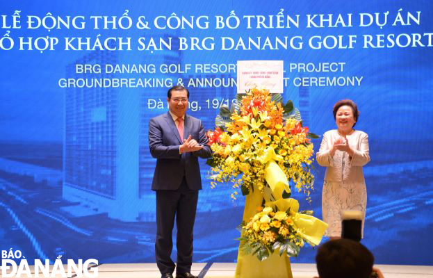 Chủ tịch UBND thành phố Huỳnh Đức Thơ tới dự và tặng hoa chúc mừng dự án. Ảnh: THU HÀ