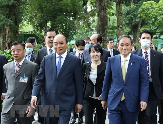 Vietnamese Prime Minister Nguyen Xuan Phuc and his Japanese counterpart Suga Yoshihide visit President Ho Chi Minh relic site in the Presidential Palace (Source: VNA)