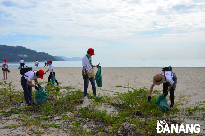 Young volunteers in Da Nang cleaning up beaches to help the environment.
