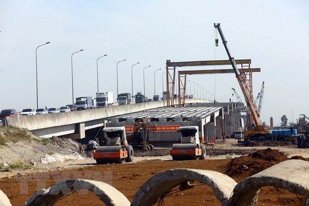 Construction of expanded Cao Bo Bridge in the northern province of Ninh Binh, a key section of the North-South Expressway. (Photo: VNA)