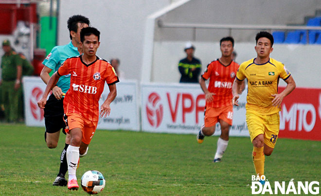 SHB Đà Nẵng (áo cam) không dễ tìm kiếm chiến thắng đầu tiên trước các cầu thủ khách Sông Lam Nghệ An (áo vàng).			       Ảnh: NGUYÊN AN