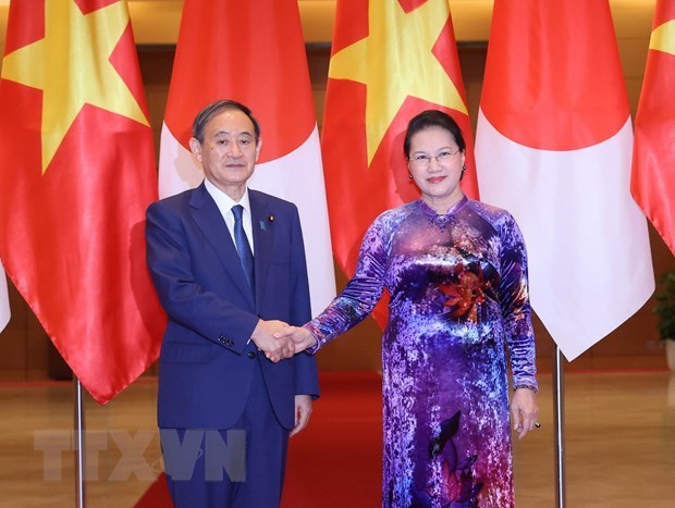 NA Chairwoman Nguyen Thi Kim Ngan (right) and Japanese Prime Minister Suga Yoshihide (Photo: VNA)