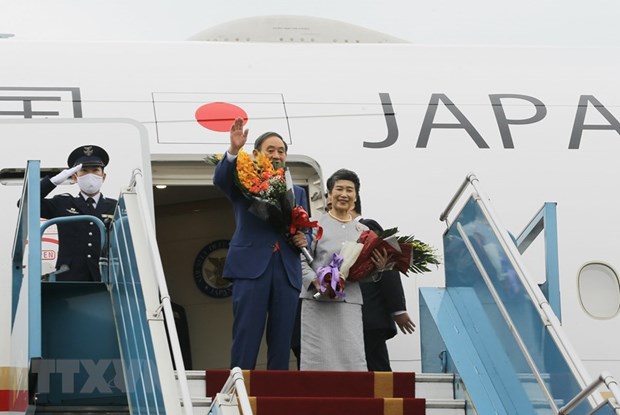 Japanese Prime Minister Suga Yoshihide and his spouse leave Hanoi on October 20. (Photo: VNA)