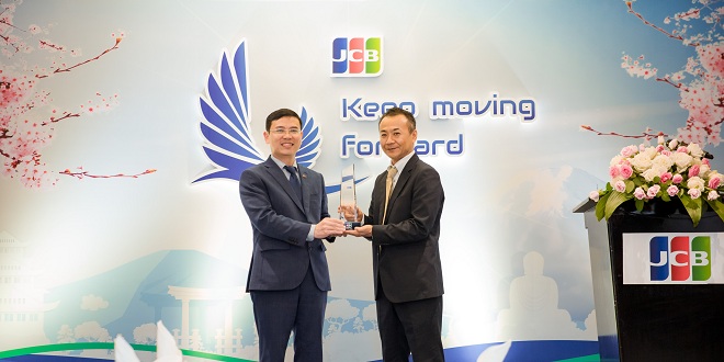 Đại diện MB nhận giải thưởng từ đại diện Tổ chức thẻ quốc tế JCB trao tặng.