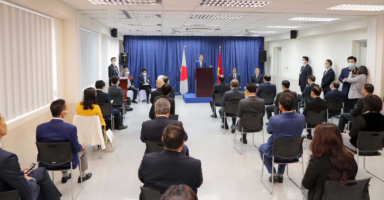 Thủ tướng Nhật Bản Suga Yoshihide thăm giao lưu với sinh viên trường ĐH Việt Nhật (ĐHQG Hà Nội). Ảnh: VGP/Nhật Nam