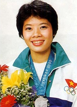Trần Hiếu Ngân với chiếc huy chương Bạc tại Olympic 2000 đem vinh quang về cho Thể thao Việt Nam. Ảnh: TCTDTT.
