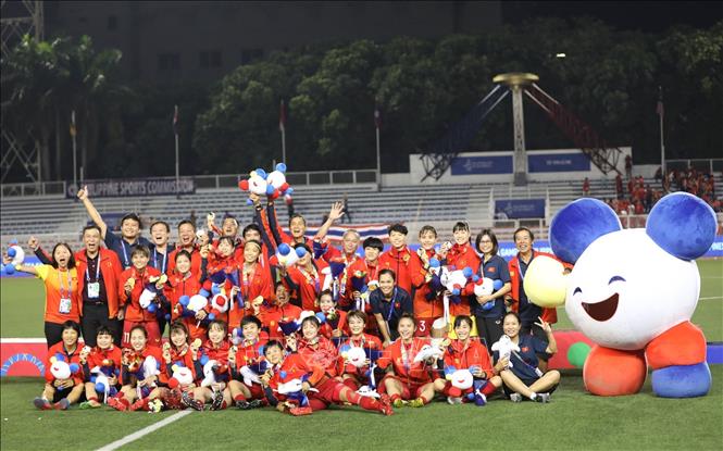 Đội tuyển nữ Việt Nam nhận Huy chương Vàng bóng đá nữ SEA Games 30. Ảnh: TTXVN.