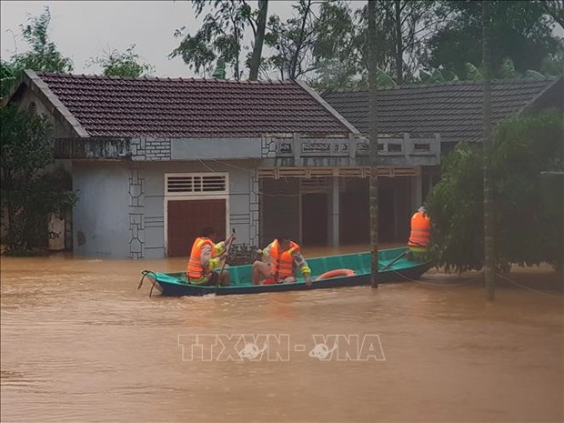 Rescuers help people move from submerged areas in Cam Lo district, Quang Tri province (Photo: VNA)