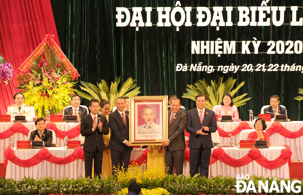 Ủy viên Bộ Chính trị, Phó Thủ tướng Thường trực Chính phủ Trương Hòa Bình tặng ảnh Bác Hồ cho Đảng bộ thành phố.