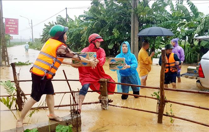 Tỉnh đoàn Quảng Trị hỗ trợ mì tôm và nước uống cho người dân ở xã Cam Tuyền. Ảnh: Hồ Cầu/TTXVN.