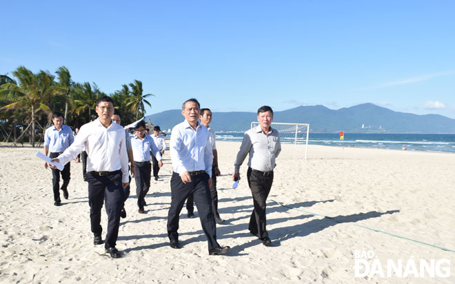 Bí thư Thành ủy Trương Quang Nghĩa (giữa) trong một lần thị sát, kiểm tra việc mở lối xuống biển. Ảnh: HOÀNG HIỆP 