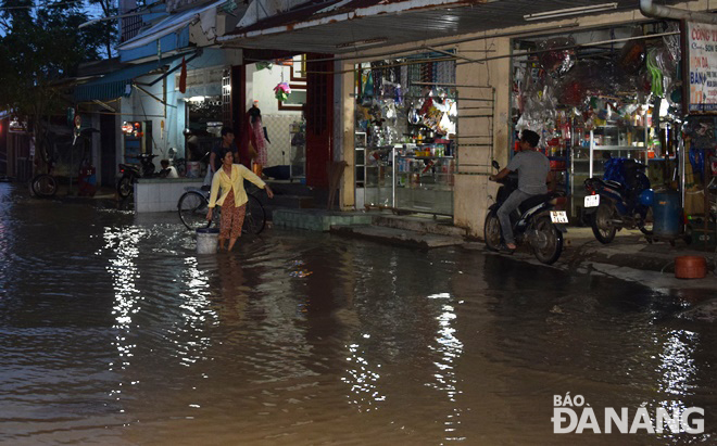 Floodwaters spilled over a residential area in Hoa Tien Commune, Hoa Vang District on Wednesday evening