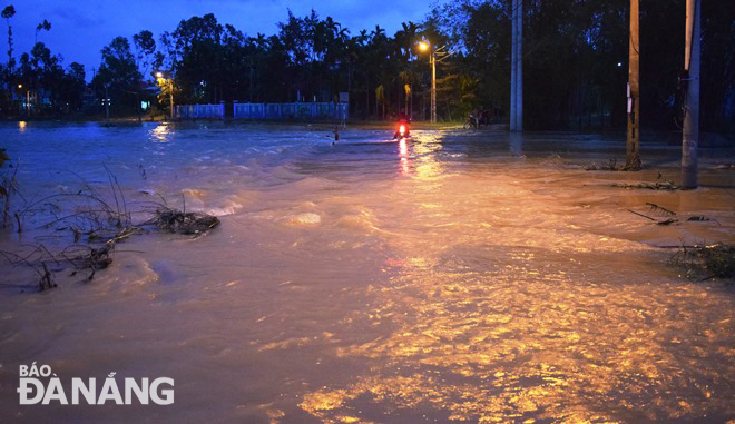 A flooded section of the DH 409 road in Hoa Tien Commune, Hoa Vang District on Wednesday evening