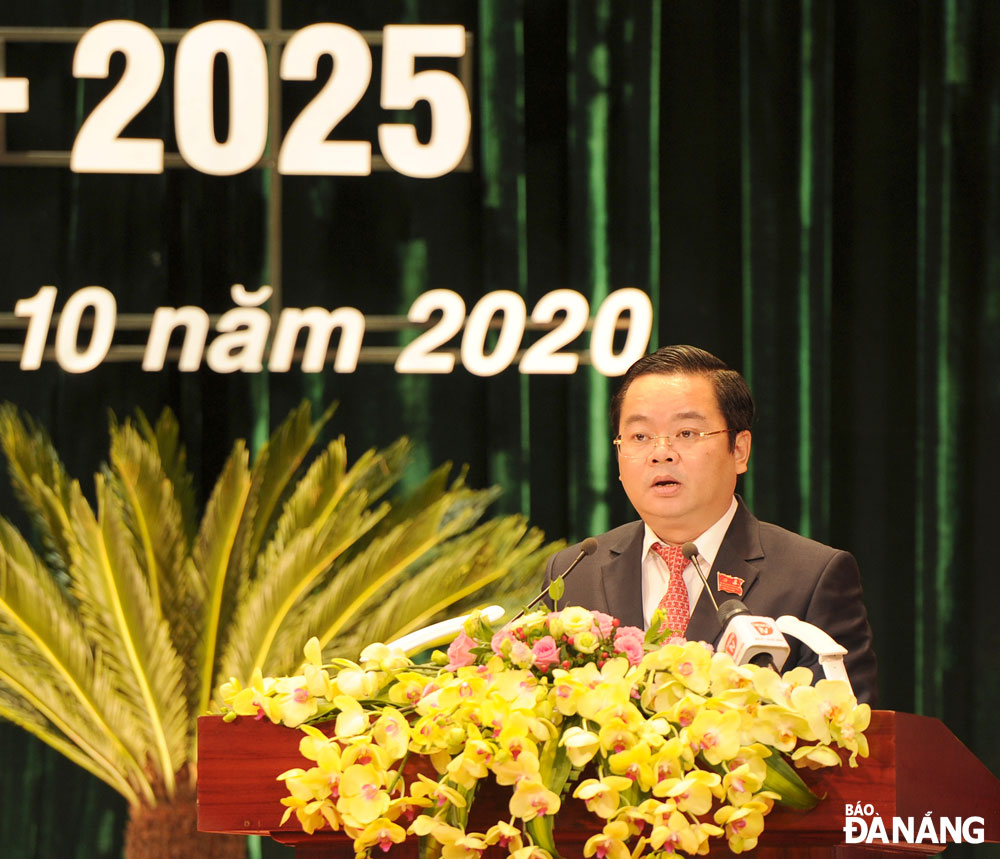 Phó Chủ tịch HĐND thành phố Lê Minh Trung trình bày tham luận tại Đại hội. Ảnh: ĐẶNG NỞ