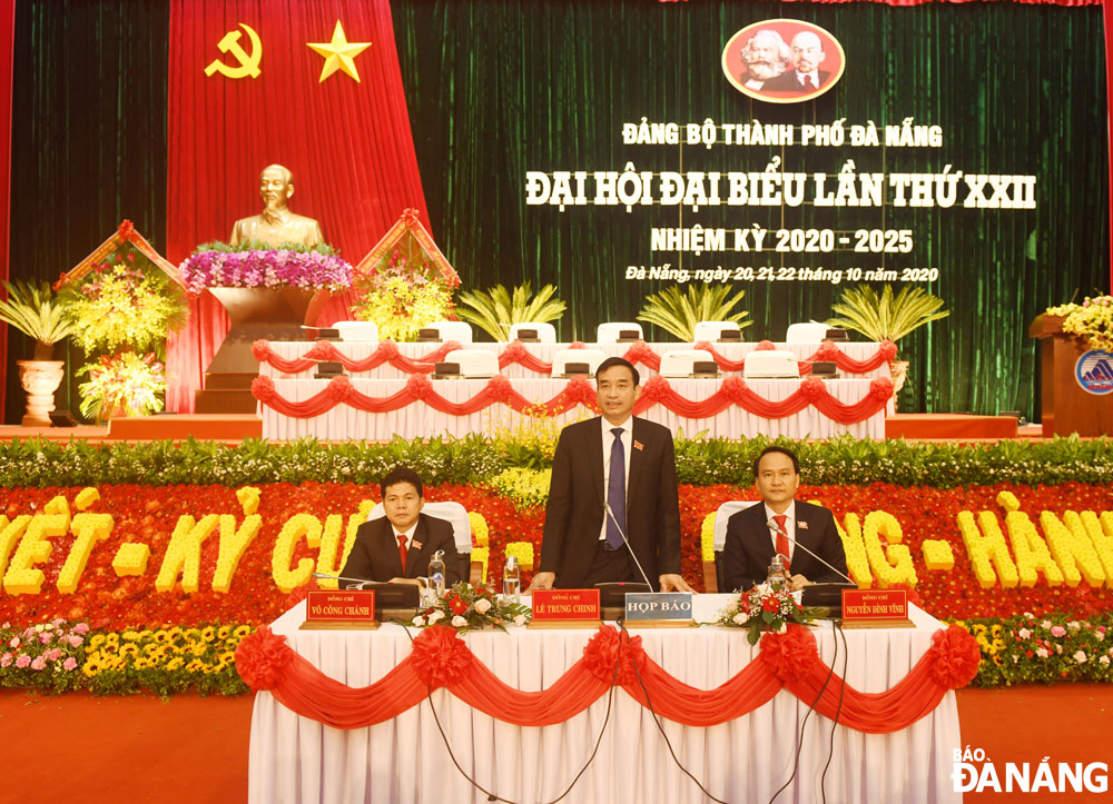 Chủ tịch UBND thành phố Lê Trung Chinh chủ trì buổi họp báo. Ảnh: Đặng Nở
