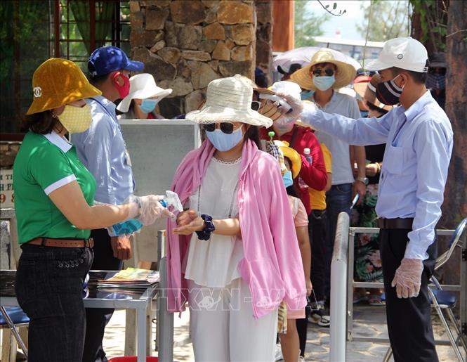 Trong đại dịch COVID-19, khách tham quan du lịch Phú Yên đảm bảo thực hiện công tác phòng, chống dịch. Ảnh: Xuân Triệu/TTXVN