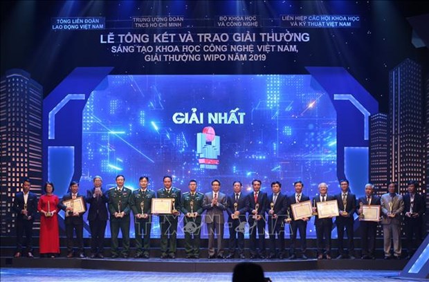 Deputy Prime Minister Vu Duc Dam (ninth from left) presents first prizes for winners (Source: VNA)