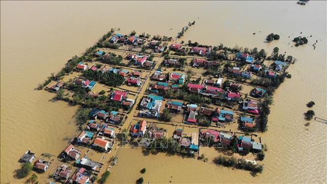 Thôn Hữu Tân, xã Tân Ninh, huyện Quảng Ninh (Quảng Bình) bị nước lũ cô lập. Ảnh: Danh Lam/TTXVN