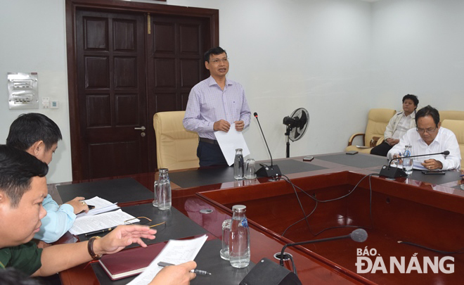 Phó Chủ tịch UBND thành phố Hồ Kỳ Minh (giữa) chỉ đạo triển khai các biện pháp chủ động ứng phó với bão số 8. Ảnh: HOÀNG HIỆP
