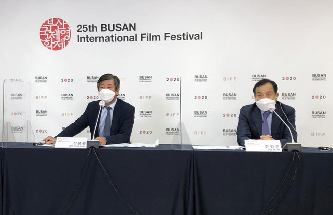 Chủ tịch Liên hoan phim Busan Lee Yong-Kwan (trái) và đạo diễn Jay Jeon tham dự một cuộc họp báo. Ảnh: BIFF