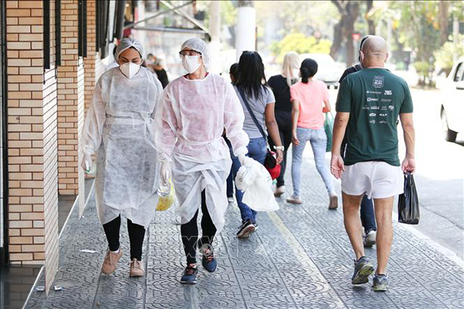 Người dân đeo khẩu trang phòng lây nhiễm Covid-19 tại Sao Paulo, Brazil. Ảnh: THX/TTXVN 