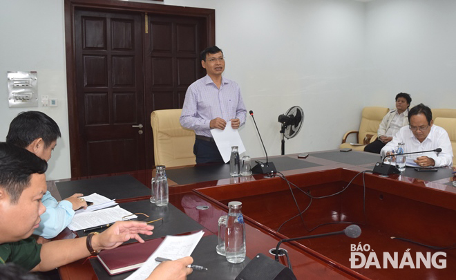  Municipal People's Committee Vice Chairman Ho Ky Minh (centre) chaired an emergency response meeting on Friday morning