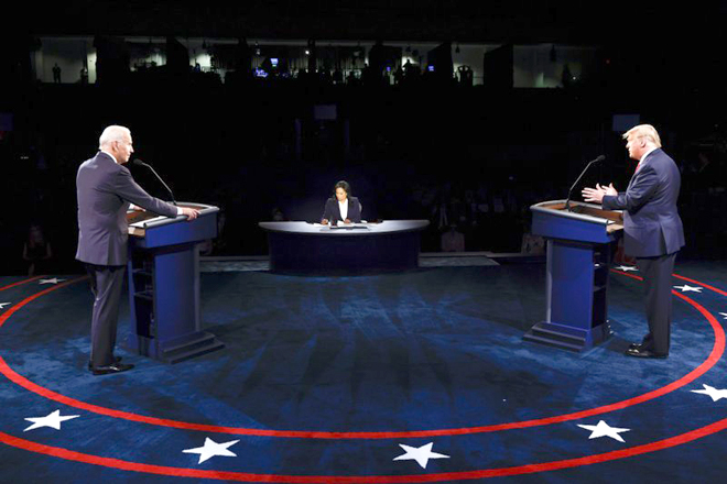 Ông Joe Biden (trái) và Tổng thống Donald Trump trong cuộc tranh luận ở bang Tennessee. Ảnh: AP