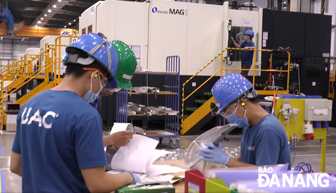 Hoạt động sản xuất tại Nhà máy Sản xuất linh kiện hàng không vũ trụ Sunshine của  Công ty UAC (Hoa Kỳ) ở Đà Nẵng. Ảnh: THÀNH LÂN	