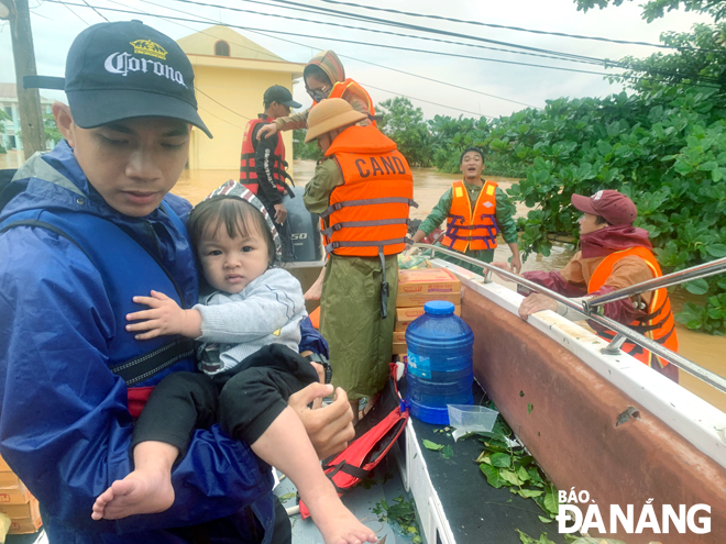 Biệt đội cano 0 đồng hỗ trợ nhu yếu phẩm, cứu nạn người dân vùng lũ huyện Quảng Ninh, tỉnh Quảng Bình. 						(Ảnh nhân vật cung cấp)