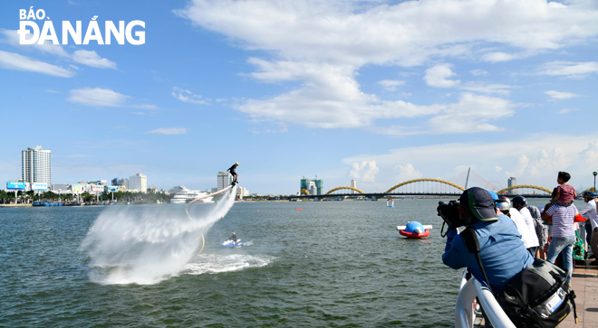 Trình diễn Flyboard - Một hoạt động thể thao trên nước do Sở Văn hóa - Thể thao tổ chức trên sông Hàn. 							  Ảnh: ĐẶNG NỞ