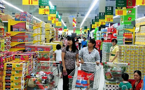 The industry and trade sector will ensure enough essential consumer goods to meet shopping needs and promote market surveillance to prevent goods smuggling ahead of the Tet holidays. (Photo baodansinh.vn)