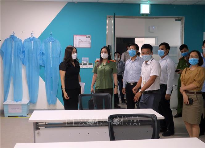 Đoàn công tác của Bộ Y tế kiểm tra công tác quản lý nhập cảnh, cách ly và giám sát y tế đối với chuyên gia nhập cảnh vào Việt Nam làm việc. Ảnh: An Đăng/TTXVN