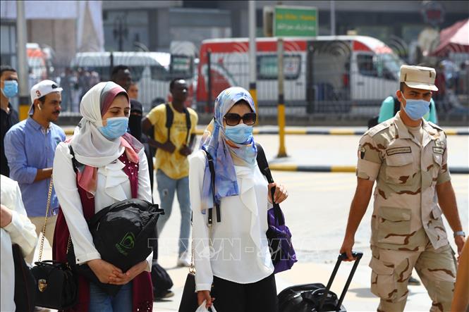 Người dân đeo khẩu trang phòng lây nhiễm COVID-19 tại Cairo, Ai Cập ngày 29/9. Ảnh: THX/TTXVN