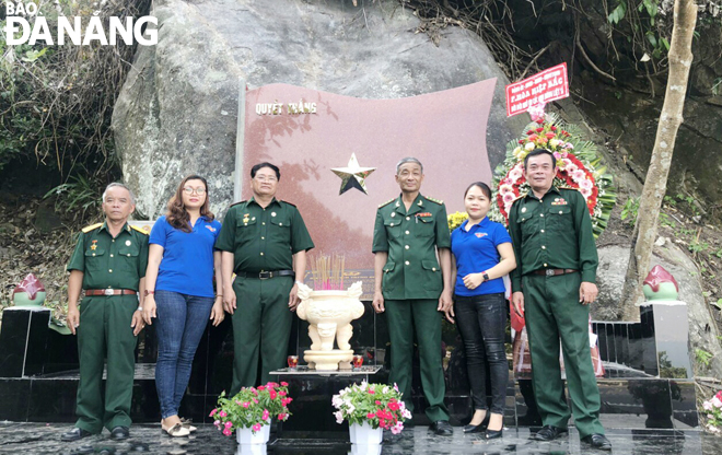 Cựu chiến binh và tuổi trẻ  phường Hòa Hiệp Bắc trong một lần đến thắp hương tưởng niệm các anh hùng liệt sĩ tại Bia Chiến tích Trung đoàn 96. Ảnh: LÊ VĂN THƠM