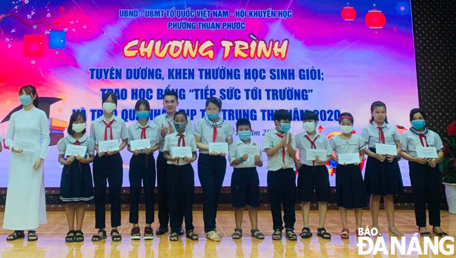 Công tác chăm lo, hỗ trợ cho người dân luôn được Ủy ban MTTQ các cấp của quận Hải Châu quan tâm. TRONG ẢNH: Mặt trận phường Thuận Phước phối hợp với UBND và Hội Khuyến học phường trao học bổng “Tiếp sức đến trường” cho học sinh nghèo trên địa bàn.       	          Ảnh: VĂN HOÀNG