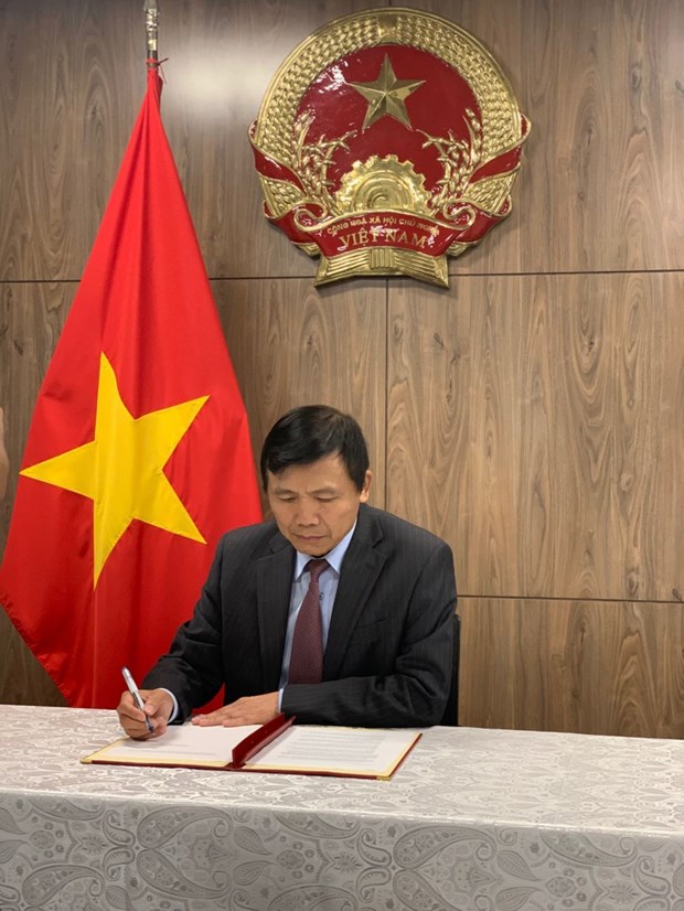 Ambassador Dang Dinh Quy, Permanent Representative of Vietnam to the United Nations (UN), represents Vietnam to sign the new US-led Call to Action on Women’s Economic Empowerment. (Photo: Vietnam's Permanent Mission to the UN)