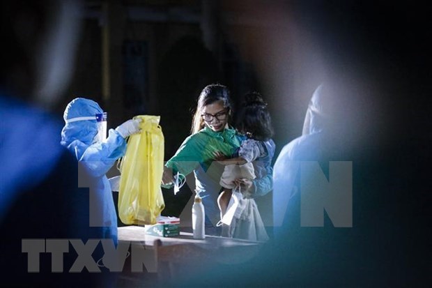 Repartriated citizens prepare to enter a quarantine area (Photo: VNA)